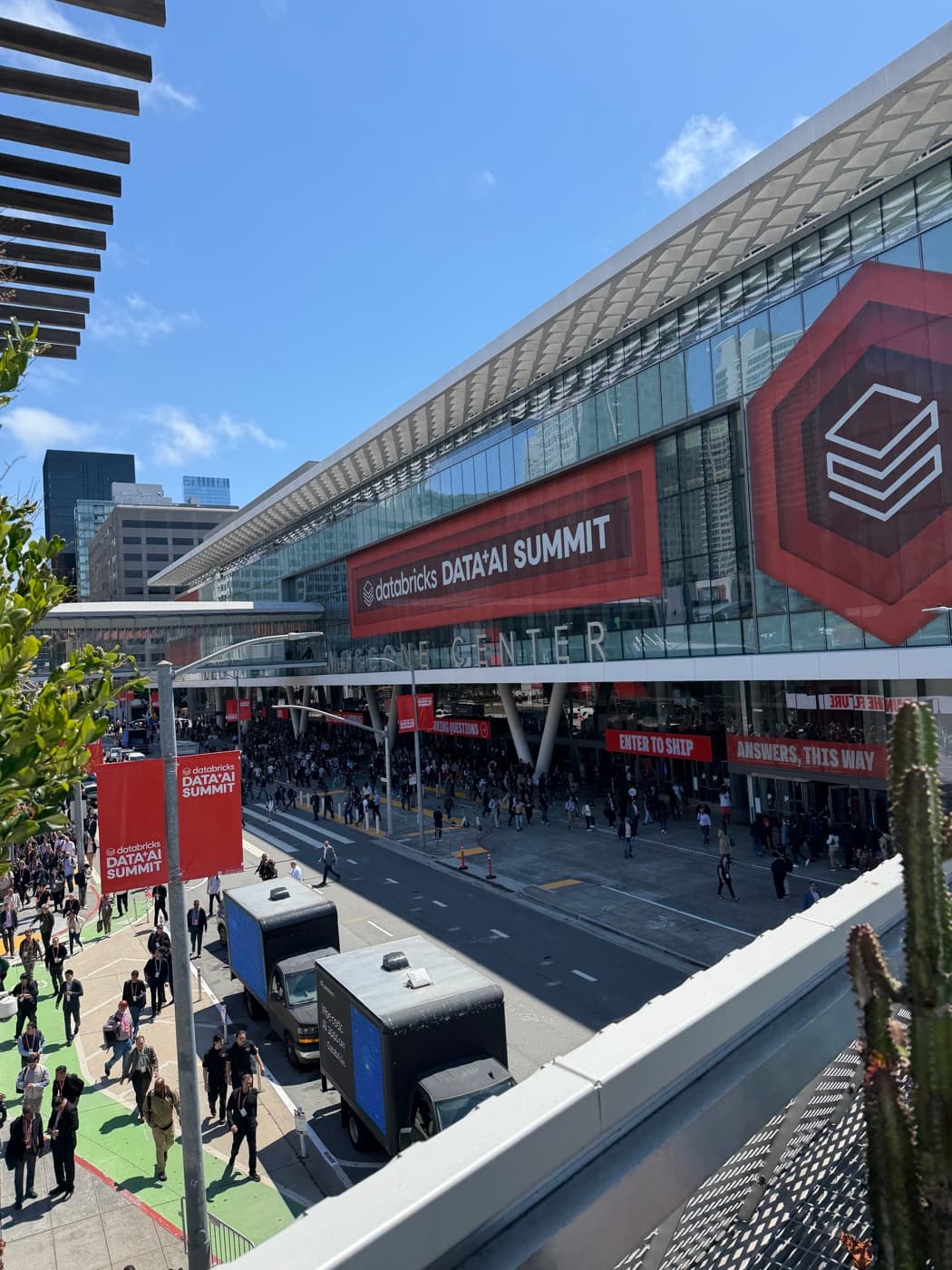 Entrada do Data + AI Summit no Moscone Center, São Francisco